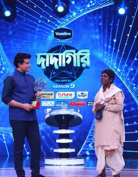 সৌরভ গঙ্গোপাধ্যায়ের সঙ্গে খেললেন গেম শো। সেই এপিসোডে চ্যাম্পিয়ন হয়েছেন বাদ্যকার। যদিও এই এপিসোডটি এখনও দেখানো হয়নি টেলিভিশনে। ফেব্রুয়ারি মাসের ১৯ তারিখ দেখানোর কথা। তবে ইতিমধ্যেই সৌরভের সঙ্গে বাদাম বিক্রেতা ভুবনের বেশ কিছু ছবি ভাইরাল। ছবিতে দেখা যাচ্ছে সৌরভের হাত থেকে ট্রফি নিচ্ছেন ভুবন বাদ্যকার। 
