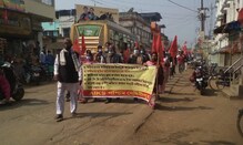 ক্ষতিগ্রস্ত কৃষকদের ক্ষতিপূরণের দাবিতে পীড়াকাটায় পথ অবরোধ AIKMS এর ক্ষতিগ্রস্ত কৃষকদের ক্ষতিপূরণের দাবিতে পীড়াকাটায় পথ অবরোধ AIKMS এর