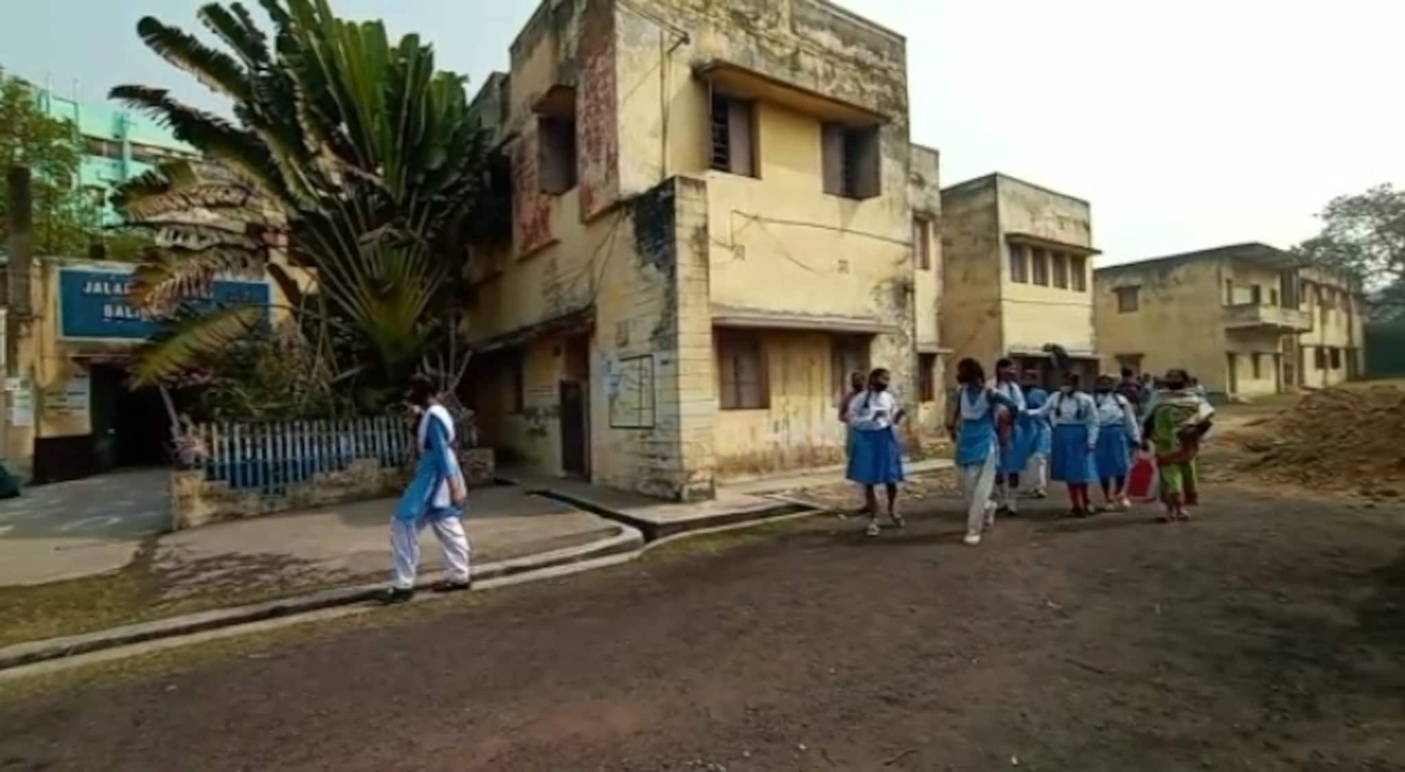 West Bardhaman News- বিধি নিষেধ মেনে খুলল স্কুল। প্রথম দিনের পড়ুয়া-শিক্ষকদের হাজিরা চোখে পড়ার মতো