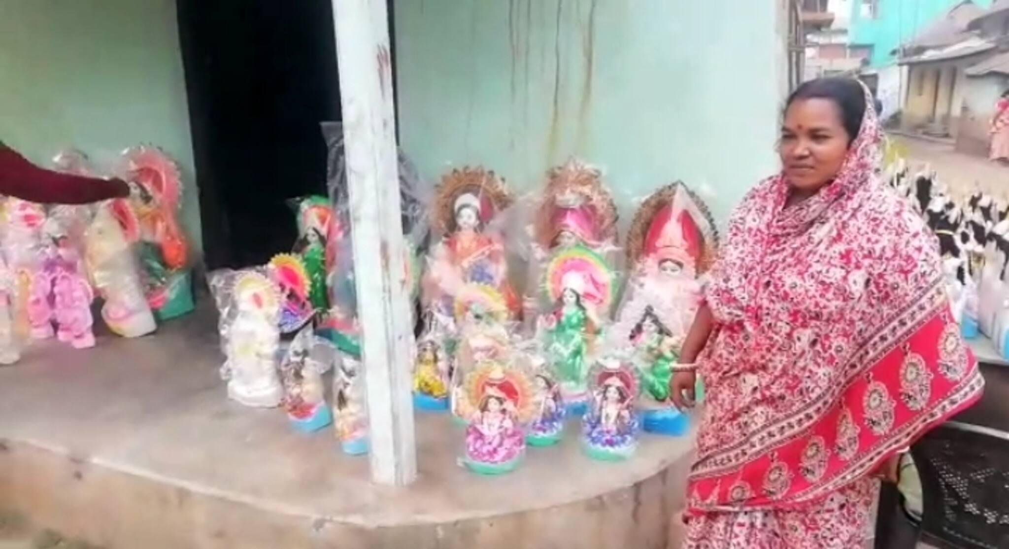 West Bardhaman Exclusive: উনি রাঁধেন, আবার প্রতিমা বিক্রিও করেন। মন্দার বাজারেও বকুল করের তৈরি প্রতিমা বিক্রি বন্ধ নেই