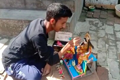 প্রতিমা তৈরীতে ব্যস্ত প্রতিবন্ধী অমিত