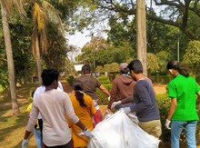 পরিবেশকে দূষণমুক্ত করতে মেলার মাঠ পরিষ্কার করলেন স্বেচ্ছাসেবী সংস্থার সদস্যরা 