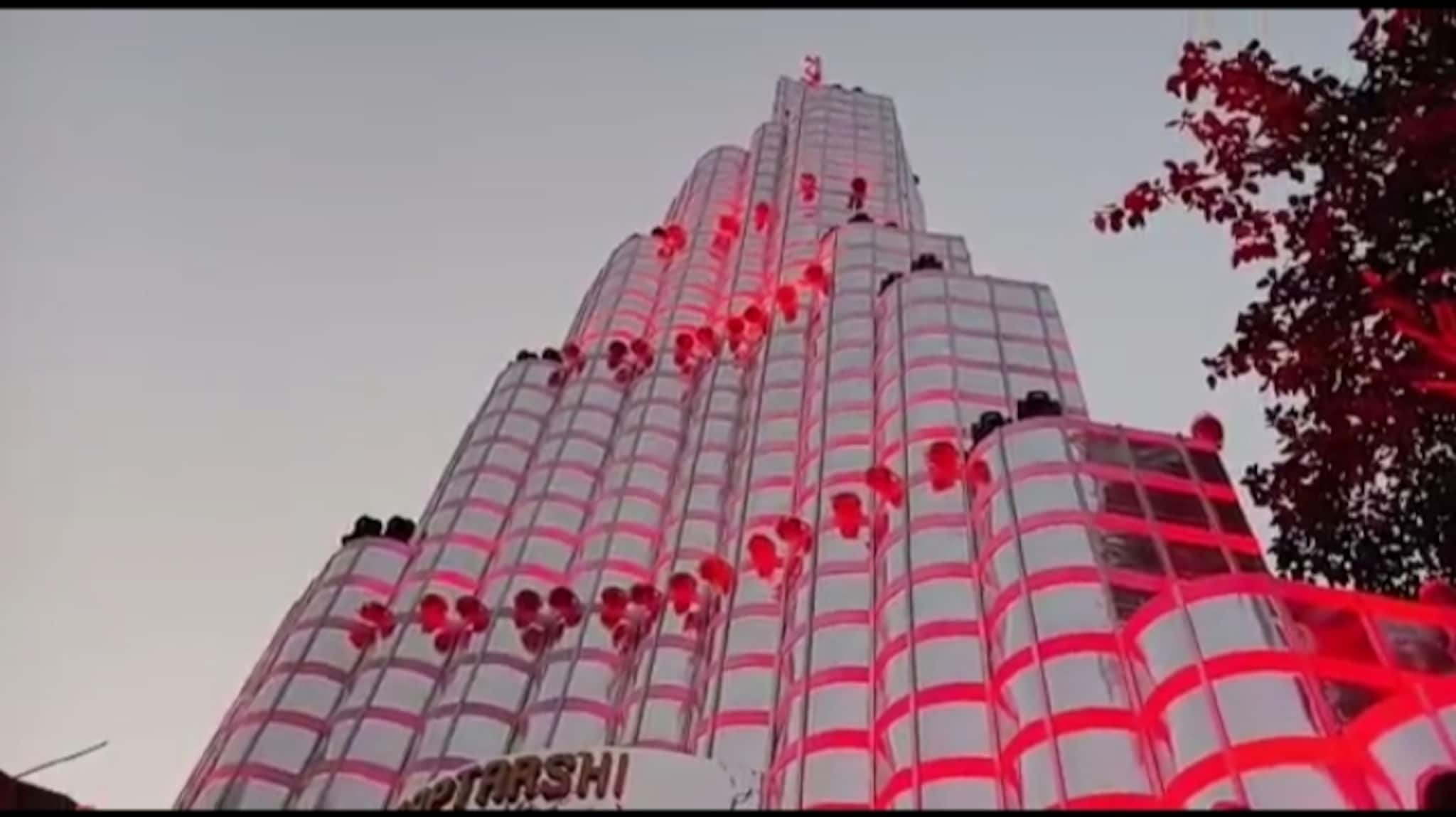 বুর্জ খালিফার আদলে সরস্বতী পুজোর প্যান্ডেল সজ্জা 