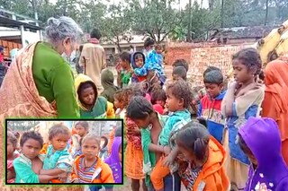 ইটভাটার শিশুদের সাথে মঞ্জু দেবী