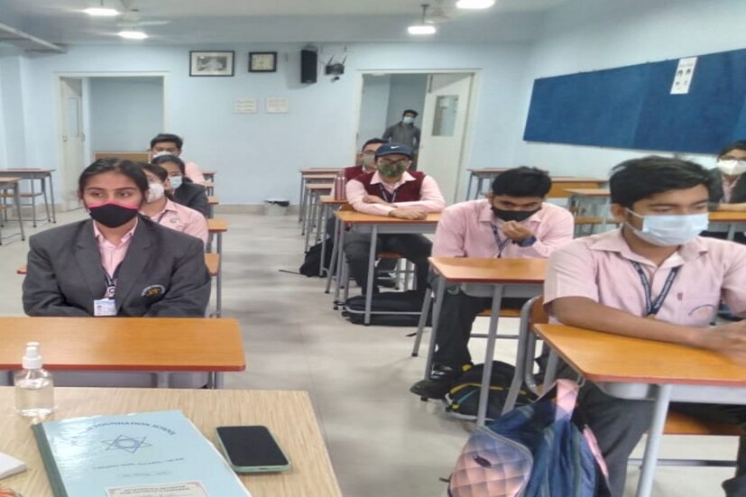 রাজ্যে বৃহস্পতিবার থেকে খুলে গেল স্কুল-কলেজ-বিশ্ববিদ্যালয়-সহ অন্যান্য যাবতীয় শিক্ষাঙ্গনের দরজা (West Bengal Schools Reopen)। ফের ক্লাসে পড়ুয়ারা (West Bengal Schools Reopen)। কলকাতার  প্রত্যেকটি স্কুলে সকাল থেকেই দেখা যায় ছাত্র ছাত্রী ও অভিভাবকদের। আপাতত অষ্টম থেকে দ্বাদশ শ্রেণির পড়ুয়াদের জন্যই খুলছে স্কুল (West Bengal Schools Reopen)। যাবতীয় কোভিডবিধি মেনে স্বাস্থ্যসম্মত পরিবেশে (Scool Reopens) ক্লাস পরিচালনা করতে কোনও কসুর করছে না স্কুল কর্তৃপক্ষরাও। 