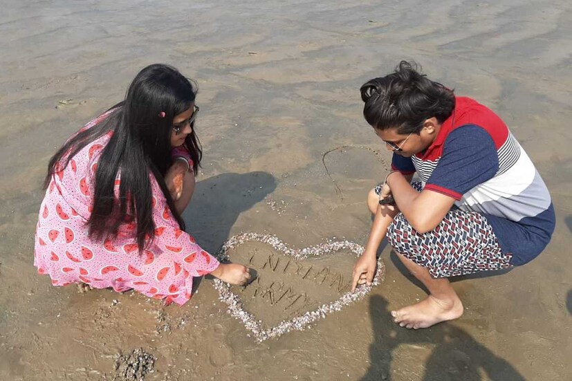 এক কথায়, আজকের এই বিশেষ দিনে দিঘার পুরোটাই যেন রঙে রঙিন হয়ে উঠেছে। রঙিন দিঘার পুরোটাই আজ প্রেমে জড়ানো। যেখানে আনন্দে মাতোয়ারা সব্বাই। যেন অনেক দিন পর দিঘা ফিরেছে তার পুরনো ছন্দে। 