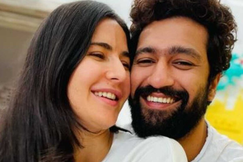 ভিকি এই ছবি পোস্ট করে ক্যাপশনে লিখেছেন, &quot;তোমার সঙ্গে প্রতিটি দিন ভালোবাসার&quot;। দুজনকেই এই ছবিতে সাদা পোশাকে দেখা যাচ্ছে। 