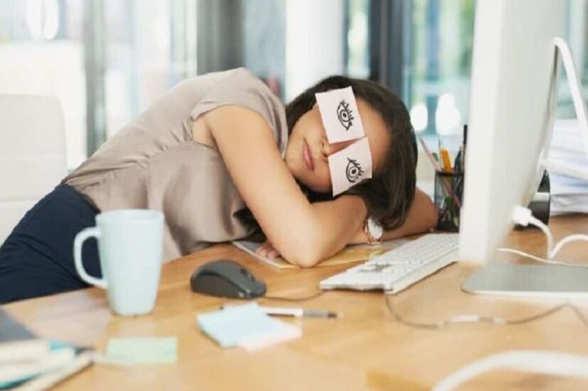 ঘুমের আগে ক্লান্তি। ঘুম থেকে উঠেও ক্লান্তি (Tiredness)। সারা দিনই যেন জোর করে নিজেকে ঠেলে নিয়ে যেতে হচ্ছে। এমনই চলছে দিনের পর দিন (Tiredness)। এ কথা শুনলে অনেকেই ভাববেন তাঁকে নিয়েই আলোচনা হচ্ছে। কারণ, এমন সমস্যা রয়েছে অনেকের। কিন্তু কেন এমন হয়? তা জানা প্রয়োজন (Tiredness)। 