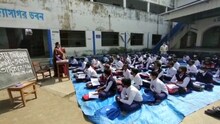 ফাঁকা জায়গার অভাবে স্কুলের উঠোনেই হচ্ছে পাড়ায় শিক্ষালয়