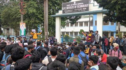 অনলাইন পরীক্ষা নেওয়ার দাবি জানিয়ে বিক্ষোভ চলছে পড়ুয়াদের