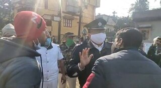 পরিস্থিতি নিয়ন্ত্রণে আনতে উপস্থিত পুলিশ
