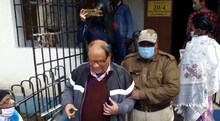 "এই প্রথম একা এসে ভোট দিলাম", স্ত্রীর স্মৃতিই যেন আঁকড়ে রেখেছেন অশোক ভট্টাচার্য
