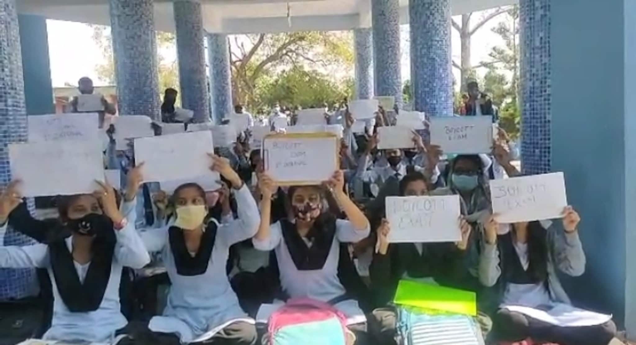 Paschim Bardhaman: অনলাইনে সিলেবাস শেষ না হওয়ায় অফলাইন পরীক্ষা বয়কট পড়ুয়াদের