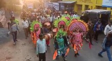 ছৌ নাচ আর অভিনব শোভাযাত্রায় তৃণমূলের বিজয় মিছিল ছৌ নাচ আর অভিনব শোভাযাত্রায় তৃণমূলের বিজয় মিছিল