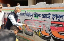 এ কী কাণ্ড! নিজের নামে দেওয়াল লিখন মুছছেন গৌতম দেব, কিন্তু কেন... এ কী কাণ্ড! নিজের নামে দেওয়াল লিখন মুছছেন গৌতম দেব, কিন্তু কেন...