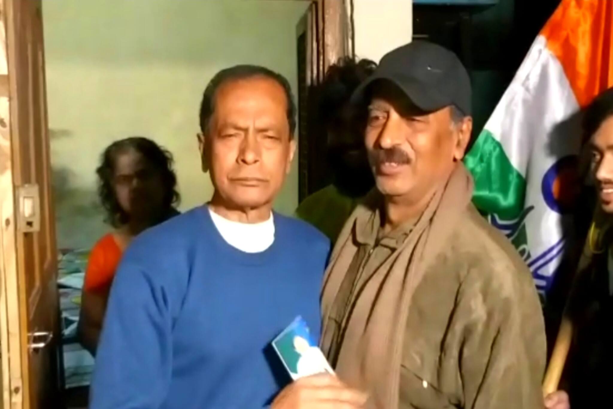 North 24 Parganas News- সৌজন্যের রাজনীতি অশোকনগরে, বন্ধু কংগ্রেস প্রার্থীর বাড়িতে গিয়ে প্রচার তৃণমূল প্রার্থীর