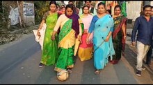 কালনায় অভিনব কায়দায় ফুটবল খেলতে খেলতে প্রচার প্রার্থীর