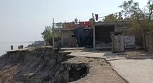 গঙ্গা ভাঙনের জেরে সমস্যায় সাধারণ মানুষ গঙ্গা ভাঙনের জেরে সমস্যায় সাধারণ মানুষ