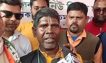 কাঁচা বাদাম গান গেয়ে ভুবন মাতানো ভুবন বাদ্যকর আর বেচতে চান না বাদাম কাঁচা বাদাম গান গেয়ে ভুবন মাতানো ভুবন বাদ্যকর আর বেচতে চান না বাদাম