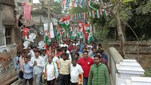 প্রার্থীদের নিয়ে মানুষের দুয়ারে গিয়ে ভোট প্রার্থনা করেন অপূর্ব সরকার 