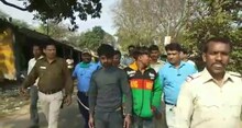 চোর চেনাতে অভিযুক্তদের নিয়ে রোড মার্চ পুলিশের
