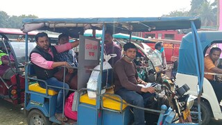 ইভিএম নিয়ে ই- রিক্সায় বুথের উদ্দেশ্যে ভোটকর্মীরা