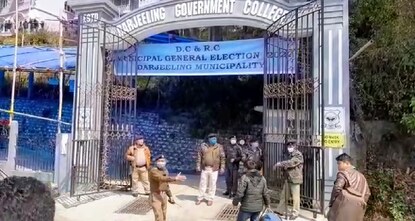 রাত পোহালেই ভোট! ভোটগ্রহণ কেন্দ্রে যাওয়ার চরম ব্যস্ততা পাহাড়ে