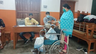 শাশুড়ি কে নিয়ে ভোটদান কক্ষে বৌমা