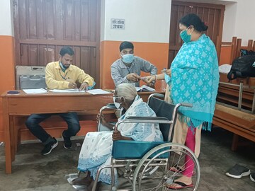 শাশুড়ি কে নিয়ে ভোটদান কক্ষে বৌমা