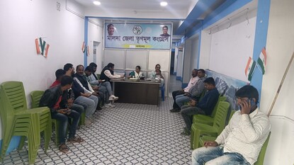 জেলা কার্যালয়ে বসে ভোটের খোঁজখবর নিচ্ছেন মন্ত্রী সাবিনা ইয়াসমিন। জেলা কার্যালয়ে বসে ভোটের খোঁজখবর নিচ্ছেন মন্ত্রী সাবিনা ইয়াসমিন।