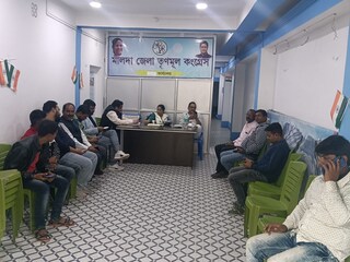 জেলা কার্যালয়ে বসে ভোটের খোঁজখবর নিচ্ছেন মন্ত্রী সাবিনা ইয়াসমিন।
