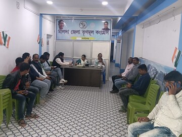 জেলা কার্যালয়ে বসে ভোটের খোঁজখবর নিচ্ছেন মন্ত্রী সাবিনা ইয়াসমিন।