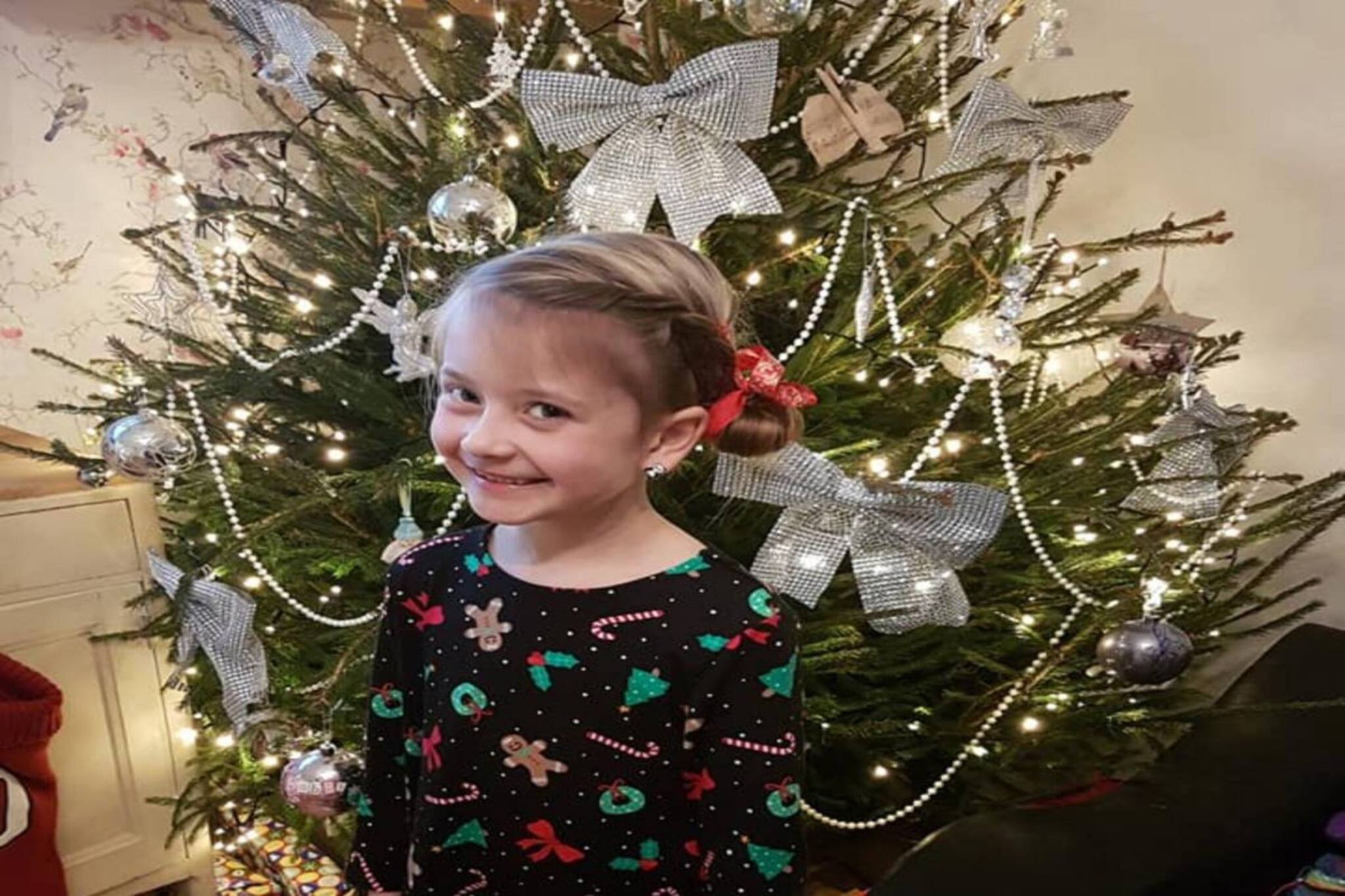 যেন রূপকথা! ১১ বছর বয়সি মেয়ের মায়াবী চুল, সিঁথি বদলালেই বদলে যাচ্ছে রং...