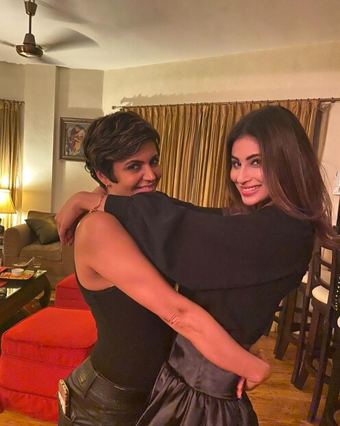 বহু বছর ধরে টেলিভিশনে কাজের সুবাদে বন্ধুত্ব মৌনি ও মন্দিরার। 