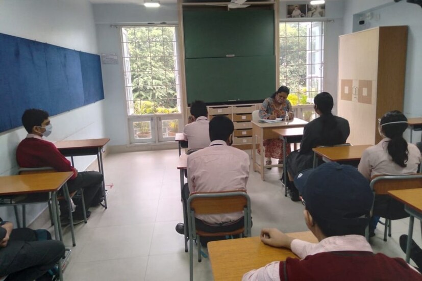 তবে সংক্রমণের হার কিছুটা নিয়ন্ত্রণে আসার পরই, পথে নেমে পড়েন পডুয়া-অভিভাবক থেকে শিক্ষক সকলেই। দাবি একটাই, স্কুল খোলা (School Reopen) হোক। গতমাসেই রাজ্যজুড়ে (West Bengal School Reopening) চলেছিল বিক্ষোভ-আন্দোলন। মামলা পর্যন্ত হয় হাইকোর্টে।