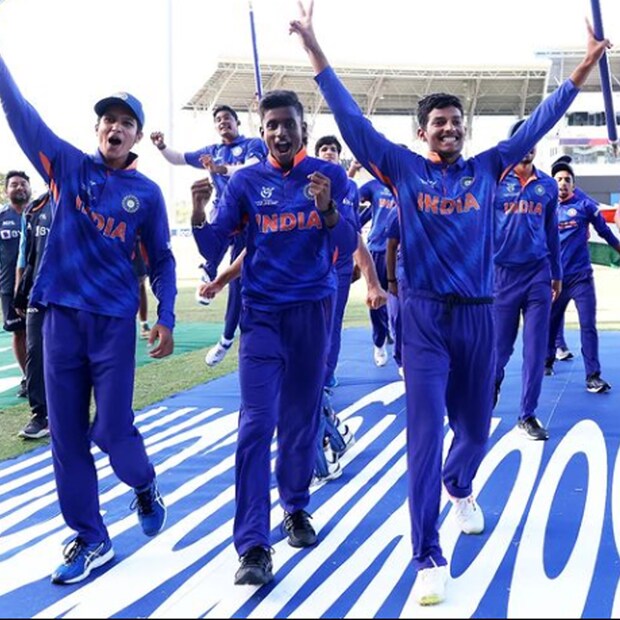 ভারতীয় দল ইংল্যান্ডকে হারিয়ে পঞ্চমবারের মতো অনূর্ধ্ব-১৯ বিশ্বকাপের শিরোপা জিতেছে। দিল্লির যশ ধুলের নেতৃত্বে ভারত দুর্দান্ত পারফরম্যান্স করেচে গোটা বিশ্বকাপজুড়ে। এই জয়ে ৫ জন ক্রিকেটারের অবদান ছিল সব থেকে বেশি। চলুন দেখে নেওয়া যাক তাঁদের-