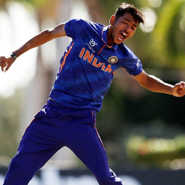 কোয়ার্টার ফাইনালের পর ফাইনালেও চমক দেখালেন ভারতীয় দলের তারকা বোলার রবি কুমার। ৩৪ রানে ৪ উইকেট নেন তিনি। রবি এই টুর্নামেন্টে মোট ১০টি উইকেট নিয়েছেন।