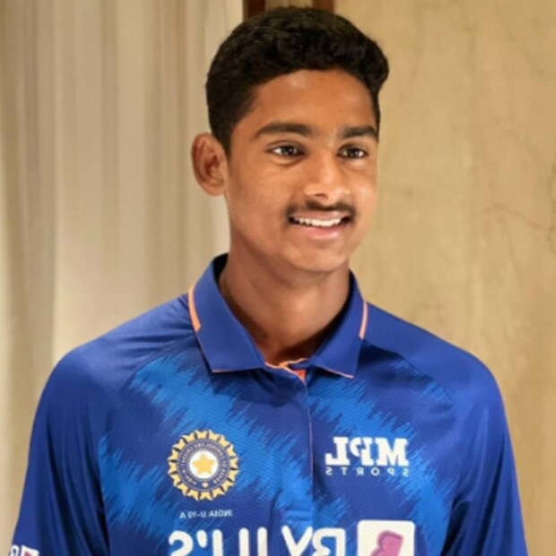 টুর্নামেন্টে ভারতীয় দলের সহ-অধিনায়কের দায়িত্ব নেন অন্ধ্র প্রদেশের ব্যাটার শেখ রশিদ। ফাইনালে হাফ সেঞ্চুরি করেন তিনি। তিন নম্বরে ব্যাট করতে নেমে ৮৪ বলে ৬টি চারের সাহায্যে ৫০ রান করেন তিনি। অস্ট্রেলিয়ার বিরুদ্ধে সেমিফাইনালেও দলের জয়ে তিনি গুরুত্বপূর্ণ অবদান রেখেছিলেন। যশ ধুলের সঙ্গে দুশো রানের পার্টনারশিপ খেলেছিলেন।