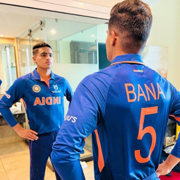 আক্রমণাত্মক ইনিংস খেলেন উইকেটকিপার-ব্যাটার দীনেশ বানা। ৫ বলে ১৩ রানে অপরাজিত থাকেন। ইনিংসের ৪৮তম ওভারে জেমস সেলসকে পর পর ২ বলে ২টি ছক্কা মেরে তিনি জয় নিশ্চিত করেন।