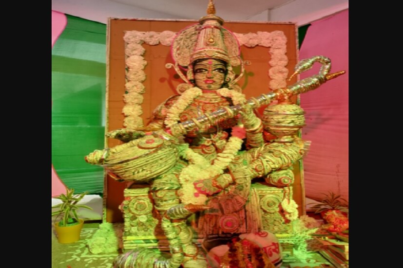শিক্ষক সঞ্জয় জানিয়েছেন, শিশুরা প্রায় ১৫, ২০ দিন ধরে প্রতিমা তৈরিতে ব্যস্ত ছিল। অনলাইন ক্লাসের পর বাচ্চারা প্রতিমা তৈরি করা শুরু করে। সরস্বতী পূজার আগে প্রতিমার কাজ সম্পূর্ণ শেষ করতে তাদের অনেক পরিশ্রম করতে হয়েছে। তিনি আরও বলেন, প্রতিমার কাঠামো কিন্তু কাঠের তৈরি।