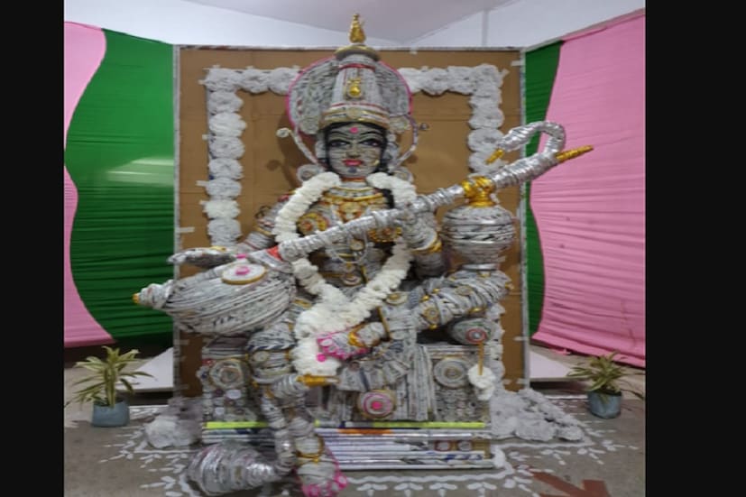 মা সরস্বতীর এমন মূর্তি তৈরিতে শিশুদের সাহায্য করেছেন শিল্প নির্দেশক সঞ্জয় কুমার সিং এবং সুনীল কুমার চৌধুরী। বর্জ্য কাগজ থেকে মা সরস্বতীর মূর্তি তৈরি করে শিশুরা খুব উচ্ছ্বসিত।