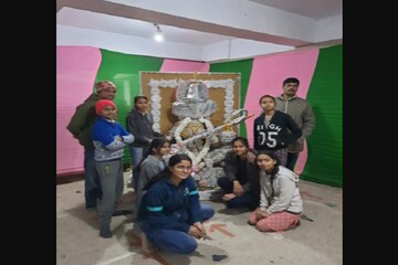 পুরনো খবরের কাগজ দিয়ে তৈরি দেবী সরস্বতীর প্রতিমা, তাক লাগাল শিশুরা