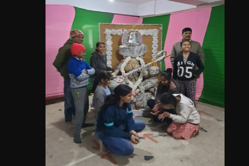 পরিবেশবান্ধব দেবী সরস্বতীর প্রতিমা পূজা করছেন ভক্তরা। সেই সঙ্গে শিশুরা শপথ নিয়েছে, এই মূর্তির বিসর্জন দেওয়া হবে না। তারা এটি সংরক্ষণ করবে। 