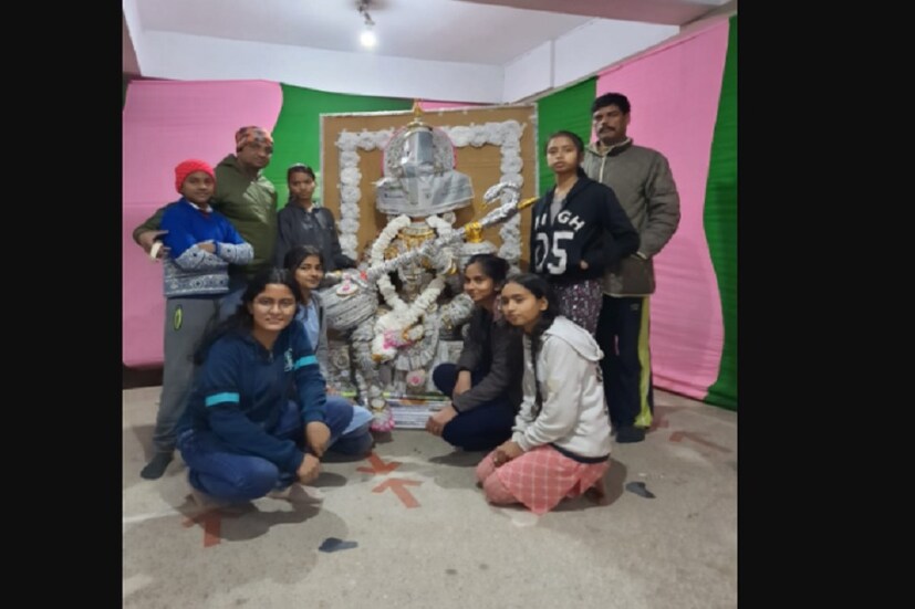 মা সরস্বতীর পরিবেশবান্ধব মূর্তি তৈরি করে সকলের দৃষ্টি আকর্ষণ করেছে শিশুরা। এই প্রতিমা তৈরি করতে তাদেরর অনেক দিন পরিশ্রম করতে হয়েছে। কিন্তু নিজেদের বুদ্ধিমত্তা ও পরিশ্রমের জোরে শিশুরা এই মূর্তি তৈরি করেছে। পাটনার দানাপুরের রৌনক ক্যাপিটাল গ্রিন অ্যাপার্টমেন্টের শিশুরা এই সুন্দর কাজটি করেছে।