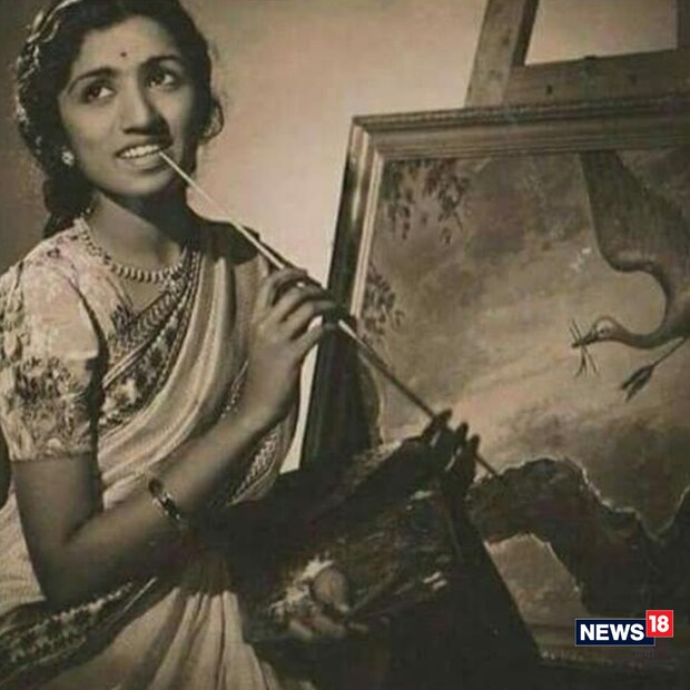 লতা মঙ্গেশকরের ওপর লেখা বইটিতে লেখক যতীন্দ্র মিশ্র নাট্যমঞ্চে তাঁর গায়কীর শুরুর কথা উল্লেখ করেছেন। তিনি 'লতা: সুর গাথা'-তে লিখেছেন, বাবা পণ্ডিত দীনানাথ মঙ্গেশকরের নাট্য সংস্থা 'বলবন্ত সঙ্গীত মণ্ডলী' অর্জুন ও সুভদ্রার গল্প অবলম্বনে 'সুভদ্রা' নাটকটি মঞ্চস্থ করেছিল। পণ্ডিত দীনানাথ অর্জুনের ভূমিকায় এবং নয় বছর বয়সী লতা নারদ চরিত্রে অভিনয় করেন সেই নাটকে।