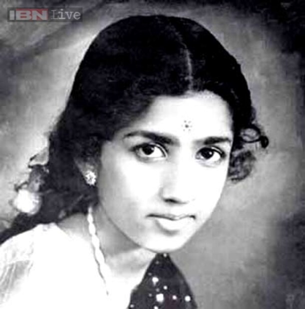 নবযুগ চিত্রপতের মরাঠি ছবি পহেলি মঙ্গলা অওর ১৯৪২ সালে প্রথম অভিনয় করেছিলেন লতা। ছোট্ট চরিত্রে। 