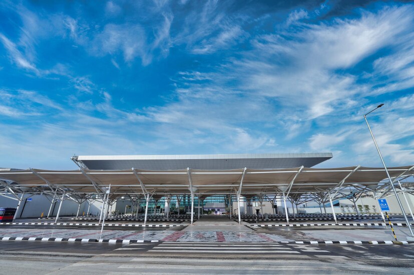 *সেজে উঠেছে দিল্লি বিমানবন্দরের (Delhi airport ) টার্মিনাল ১ (Terminal 1)। খুব তাড়াতাড়ি যাত্রীদের ব্যবহারের উদেশ্যে তা খুলে দেওয়া হবে, সোমবার এমনটাই জানানো হয়েছে দিল্লি আন্তর্জাতিক বিমানবন্দর কর্তৃপক্ষের (Delhi International Airport Limited) তরফে।