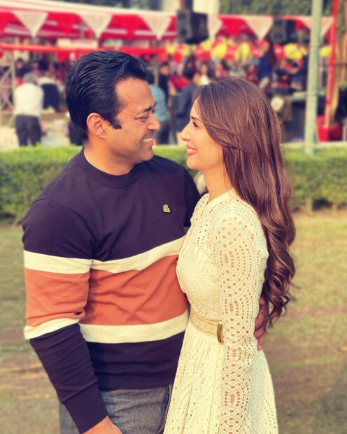 কিম শর্মা আজকাল ফিল্ম জগত থেকে দূরে। তবে লিয়েন্ডার পেজের সঙ্গে প্রায়শই সময় কাটাতে দেখা যাচ্ছে তাঁকে।