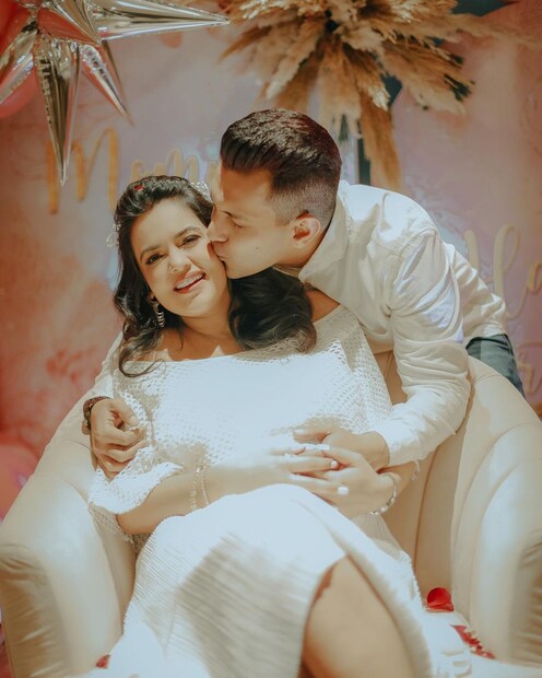 * ছবির ক্যাপশনে আদিত্য লিখেছেন 'প্রিয় বন্ধু থেকে অভিভাবক হতে চলেছি। কী অপূর্ব সেই যাত্রাপথ!&quot; (Photo Credits: Instagram @adityanarayanofficial) 