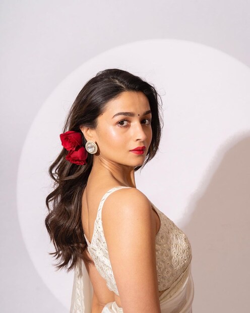 একদিকে চুল আটকে গোলাপ দিয়েছেন আলিয়া। 